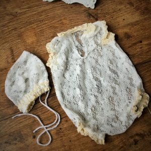 színes csipke body sapkával fotószett