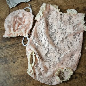 színes csipke body sapkával fotószett