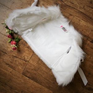 Fehér szőrös mellény