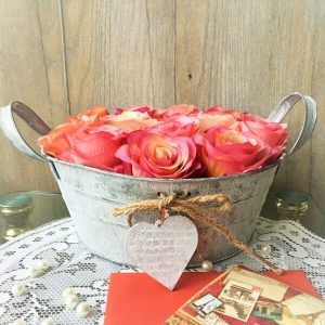 bádog tál rózsafejekkel