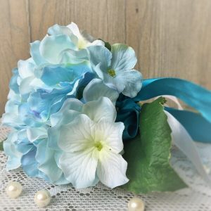 hortenzia ág szalaggal dekoráció