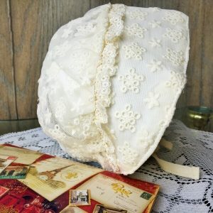 törtfehér vintage babasapka