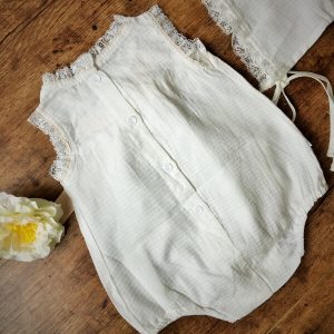 Hanna alkalmi kislány rugdalózó sapkával