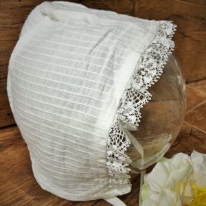 Hanna alkalmi kislány rugdalózó sapkával