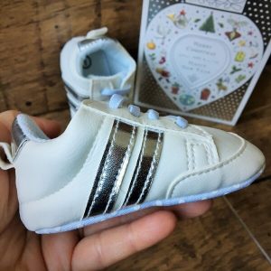 fehér kocsicipő ezüst csíkkal