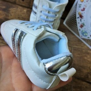 fehér kocsicipő ezüst csíkkal