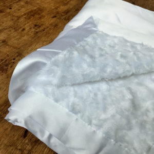 Fehér bélelt babatakaró