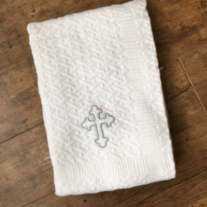 fehér kötött bbatakaró