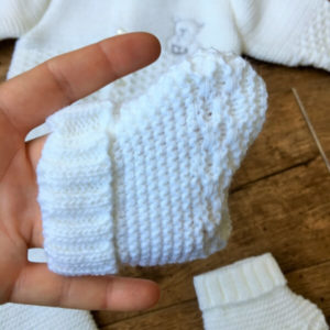 dobozos 4 részes kötött babaszett fehér