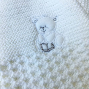 dobozos 4 részes kötött babaszett fehér