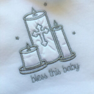 fehér hímzett babatakaró