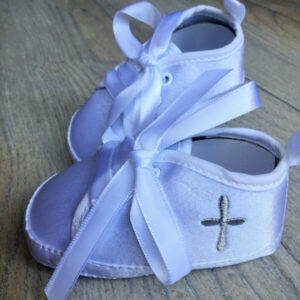 hímzett szatén kocsicipő fehér