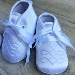 hímzett szatén kocsicipő fehér