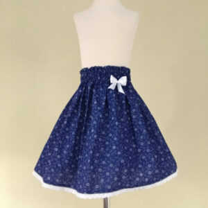 kékfestő szoknya csipkével