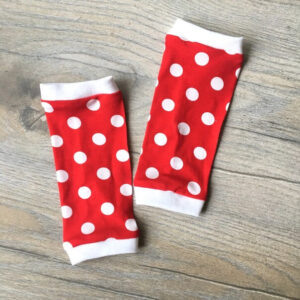 Piros pöttyös nadrág lábszárvédő fejpánt