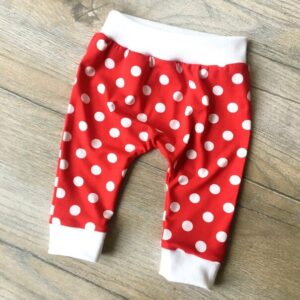Piros pöttyös nadrág lábszárvédő fejpánt