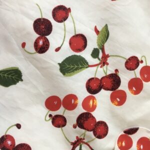 cseresznyemintás kötényruha bugyival