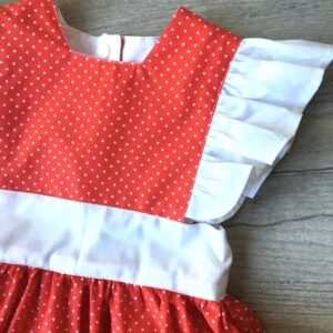 kötényruha piros pöttyös