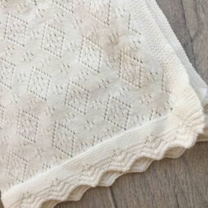 törtfehér kötött babasapka