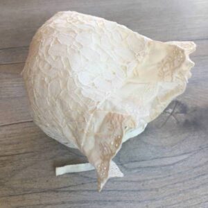 vajszínű vintage csipke babasapka