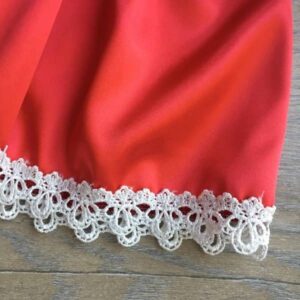 piros szatén szoknya csipkével