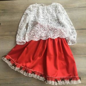 piros szatén szoknya virágos csipkével