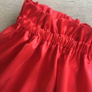 piros szatén szoknya virágos csipkével