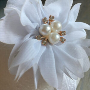 chiffon virágos gyöngyös strasszos fejpánt fehér