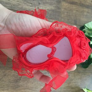 nagy csipkés virágos szatén kocsicipő piros